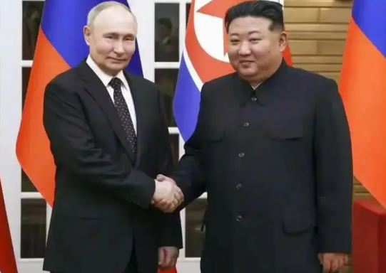 我国为啥一直忍住没有援助俄罗斯？其实看朝鲜如今的处境就明白国家良苦用心了。当时打