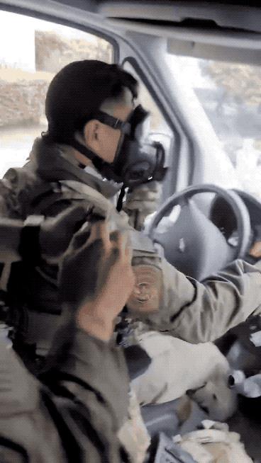 美国真乱套了：特警抓非法移民被石头砸，车辆玻璃被砸碎差点闹出人命！这段视频视频显