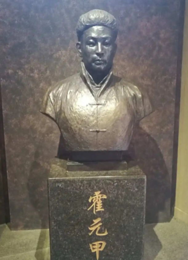 当年，霍元甲挑战皇宫第一高手李瑞东，李瑞东对他说：我站在这里让你打三招，如果你能