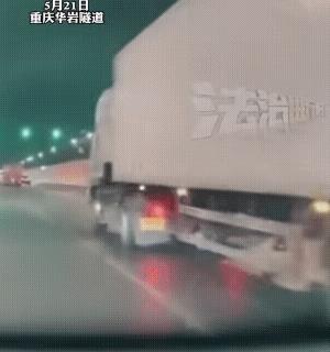 老头乐隧道逃生门挑头，撞上了大货车，差点被大货车碾压。
老头乐这样开出来堪比“鬼