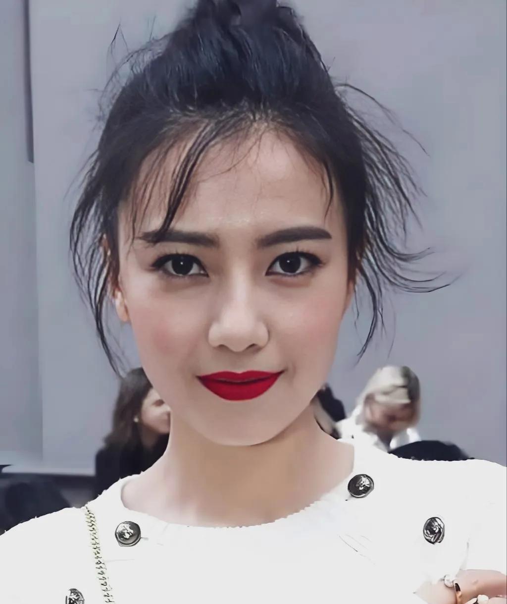 高圆圆这浓妆艳抹，头发凌乱像是农村大舞台上唱大戏的。#高圆圆#