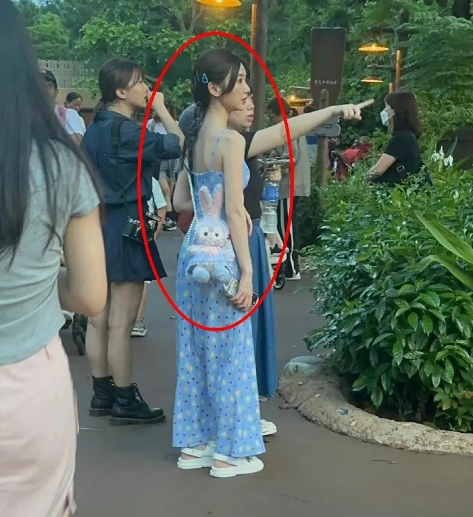 这图如果不是P的，那毛晓彤的身材比例太虐了，简直五五分