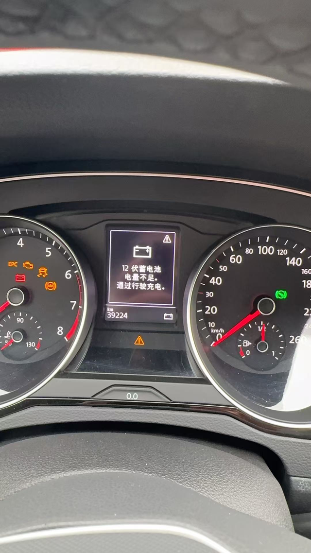 迈腾电瓶寿命这么短
今天突然提示电瓶电量不足、才3年时间。含泪换一个吧

