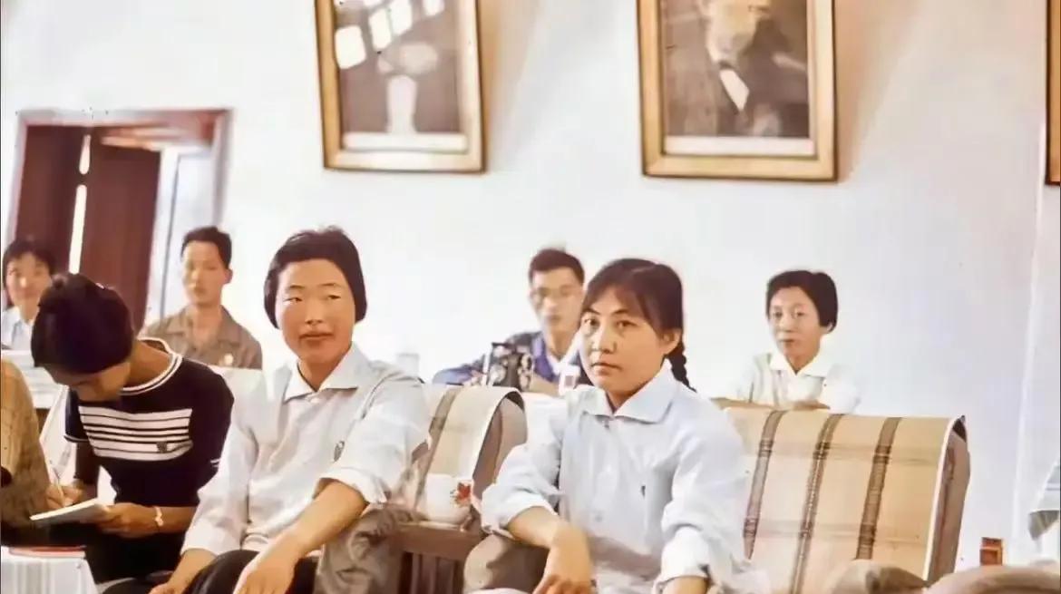 1975年，吴桂贤被选拔为副总理，成为新中国第一位女副总理，当时吴桂贤只有37岁