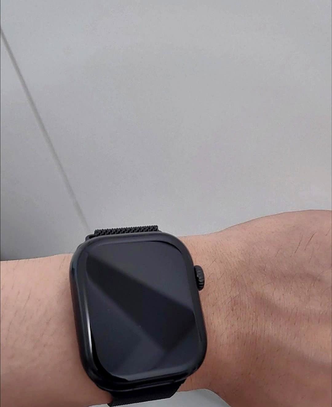 去深圳出差的时候，同事一眼就相中了华强北市场售卖的智能手表⌚。

当下他就花