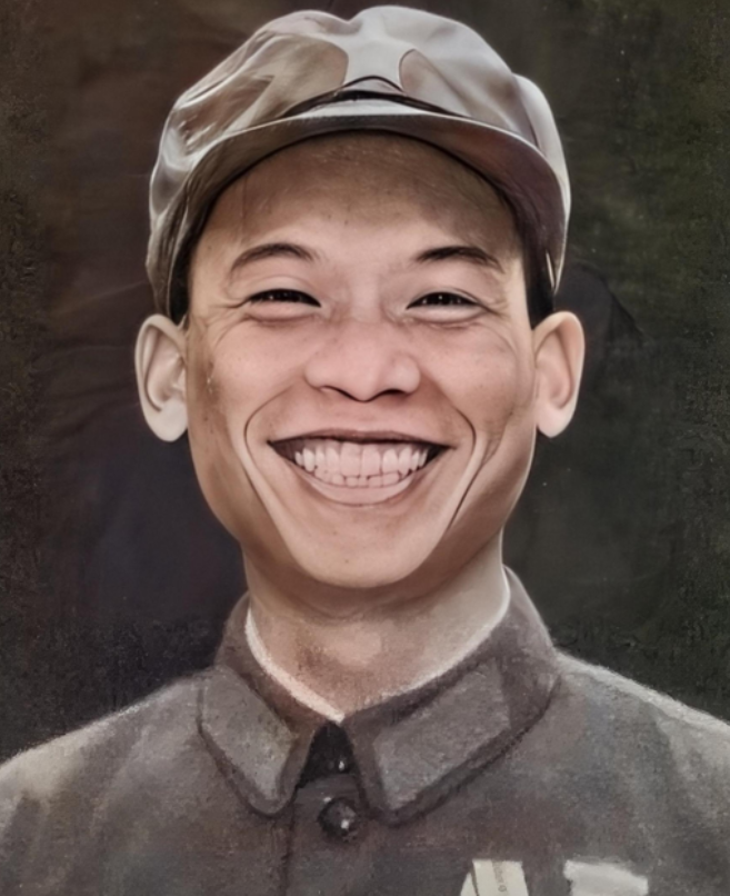 1979年，我军战士因饥饿跑到田里挖红薯下锅。突然，一块石头向他砸来，而他转身一