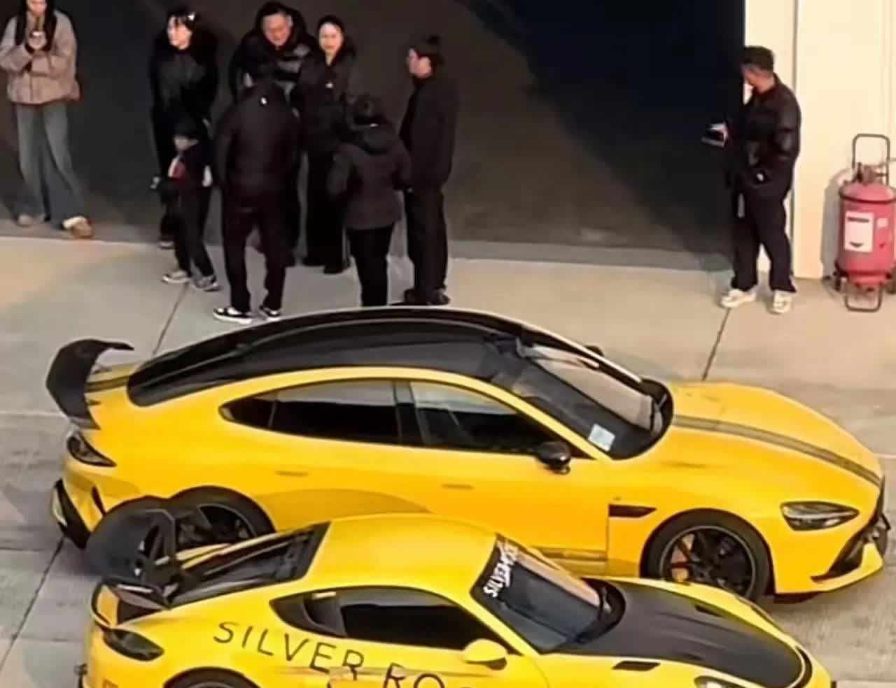 小米汽车上上周单周锁单超过20000台，单车销售均价超过40万 ！
小米汽车上