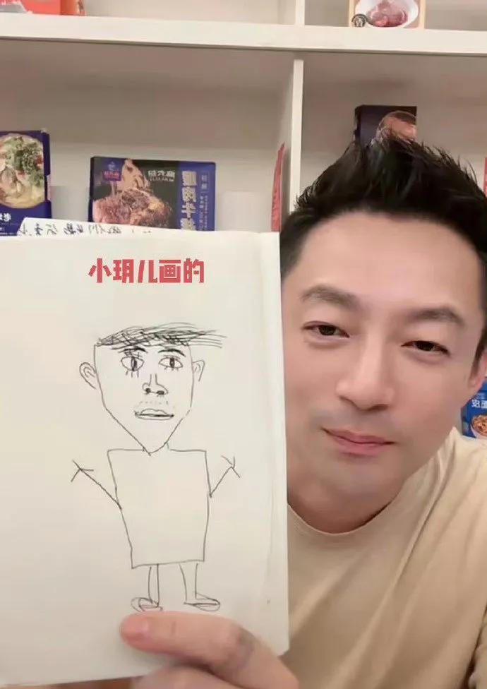 #小S宣传二女儿lily画展#许老二，能歌善舞，抛头露面，一身名牌。
小玥儿，不