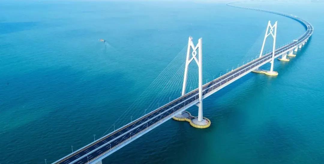 《粤港澳大桥》
远看就像白海龙，
近看宏伟矗海中。
中国基建第一名，
…………？