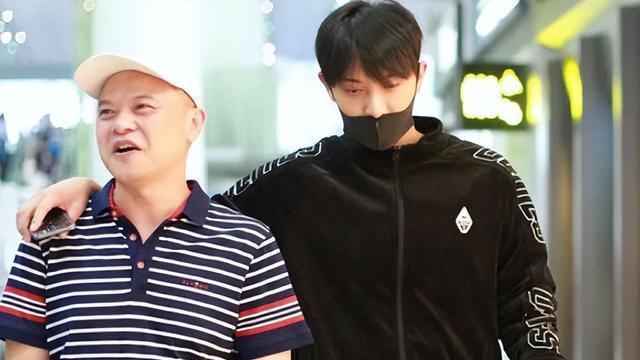 黄子韬徐艺洋孩子首曝光，疑已获美国国籍，去年赴美产检被偶遇