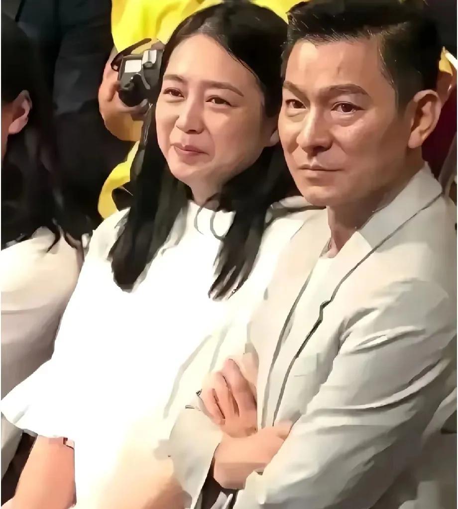 朱丽倩，满脸幸福的笑是藏不住的，嫁给华仔她是有多幸福。#夏日生活打卡季# 华仔肯