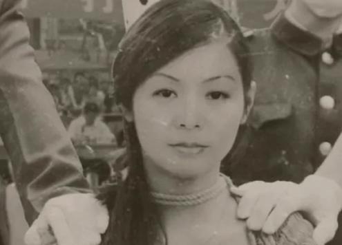 1983年，年仅23岁的“女流氓”翟曼霞被带到了刑场，而当法警举起步枪准备开枪之