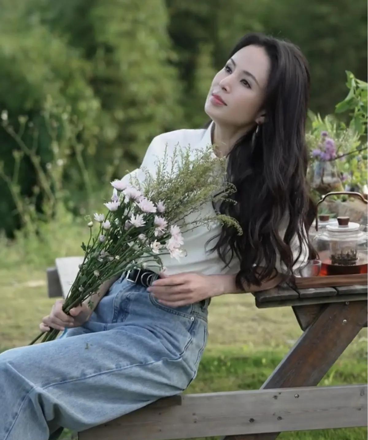 永远年轻的姑姑，过儿都老了，姑姑还是一样[比心]一成不变，青春永驻，知性，优雅，