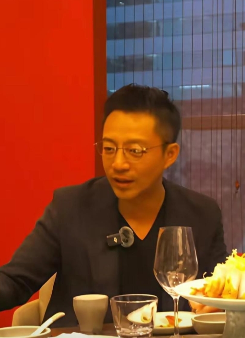 汪小菲两小时直播直接封神！这哥们儿最近带着湾湾亲友团暴走北京城，烤鸭涮肉胡同游全