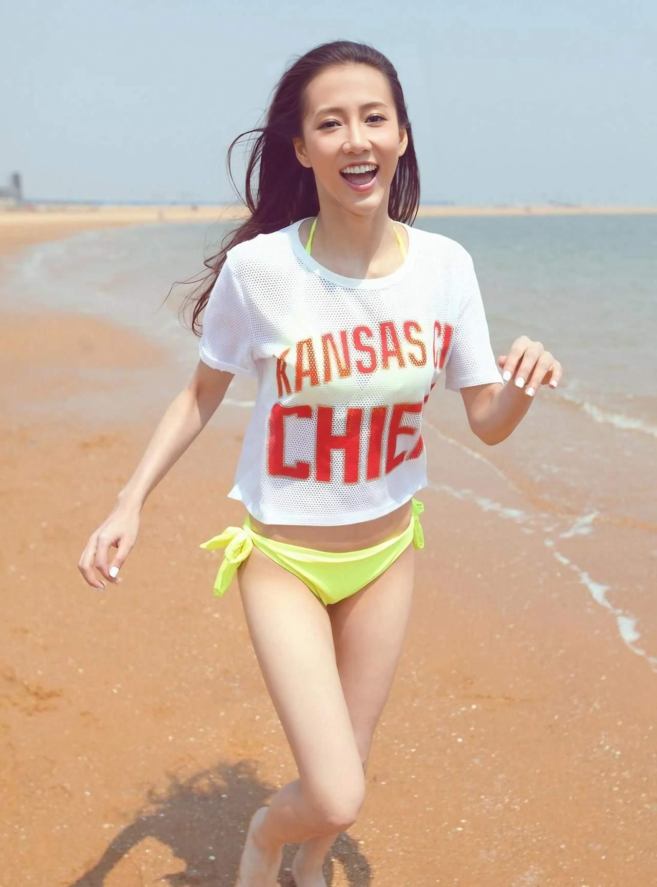 歌手弦子旅游度假时，在海边开心漫跑时的一张抓拍照。画面感十分唯美，弦子秀发飘逸，