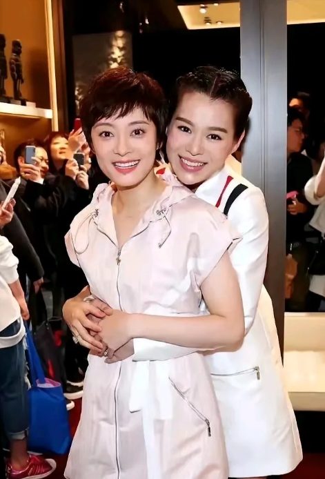 你能认出和孙俪抱在一起的这位美女到底是谁吗？