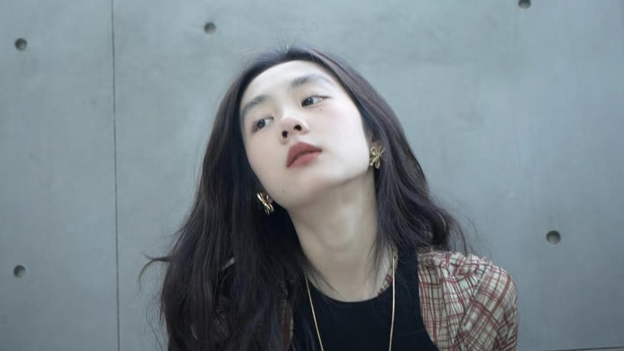 18岁黄多多晒度假照，成熟姿态引争议，她到底“做错”了什么？