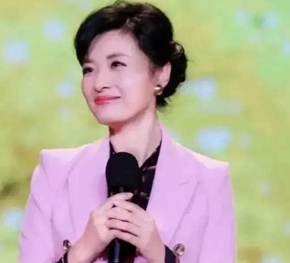 2002年，央视一姐周涛与丈夫姚科结束12年的婚姻关系，周涛感叹：“这段婚姻让我