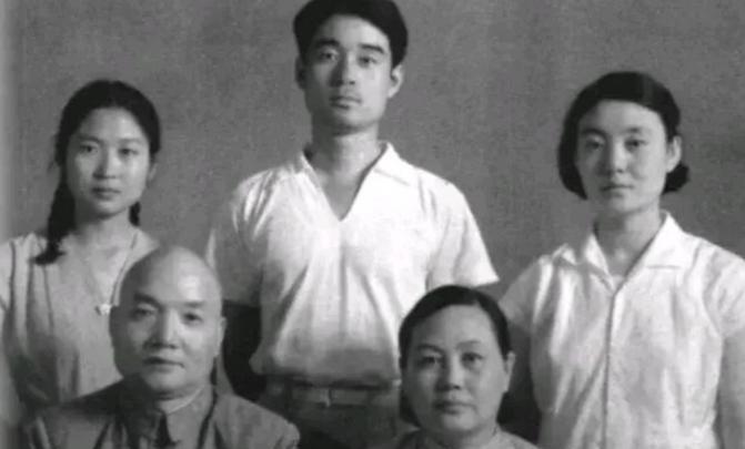 1979年，炮兵副司令孔从洲中将的外孙女参加高考，获得了优异的成绩。孩子报考了北