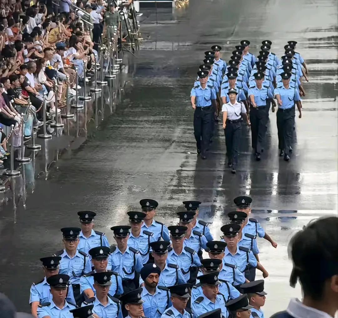 香港警察学院毕业典礼，印度裔就可以不戴警帽吗？
这里是中国的土地，我们讲究入乡随