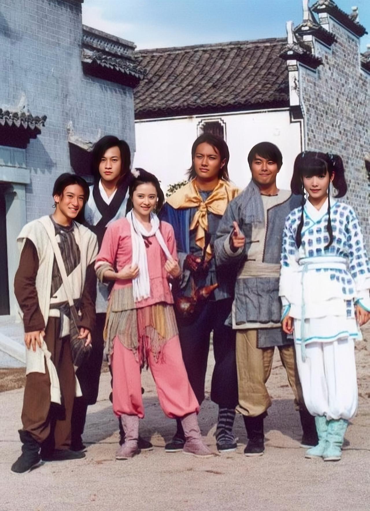 2005年真人版《中华小当家》剧照，一眼就看到何润东了，那个时候的他30岁，看着