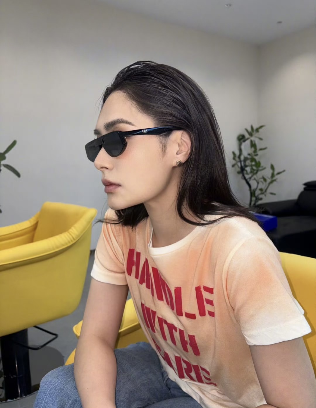 阿娇秀锋利下颌线，果然瘦了就更美。钟欣潼晒出最新墨镜照，表面看是展示自己的强大气