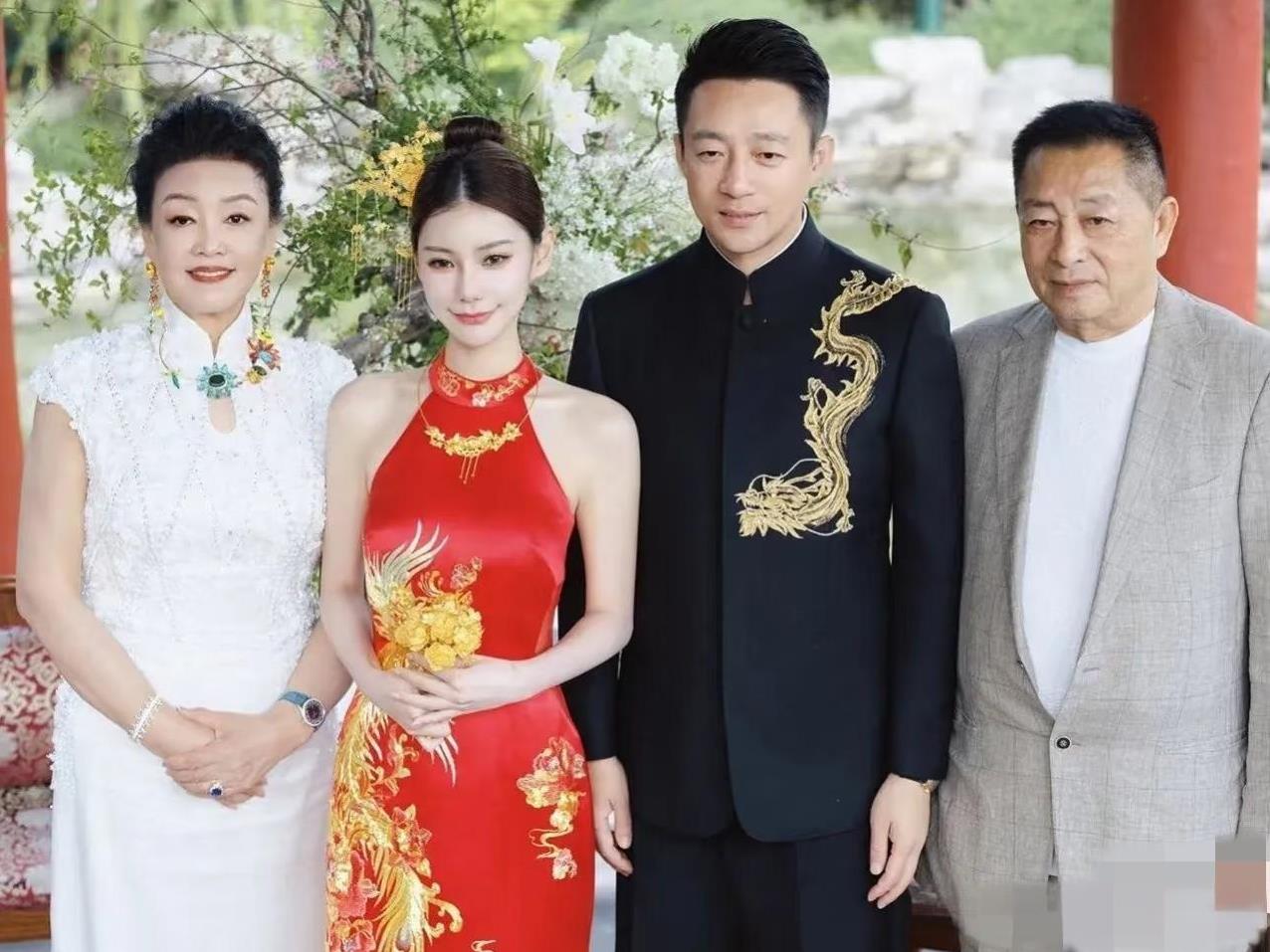 原来汪小菲和黄子韬要做邻居了。
汪小菲和马筱梅的婚房就买在和黄子韬徐艺洋同一个小