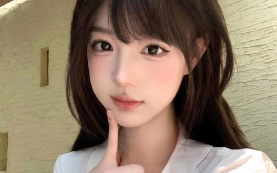 我爸妈资助的贫困生，拿着我家的钱肆意挥霍装大小姐，爸妈车祸去世后，她污蔑我才是贫困生，偷走爸妈的遗产