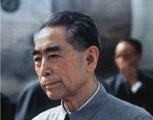 1959年1月，周总理乘坐专机从广州飞回北京，在经过淮安的上空，他踉踉跄跄地走进