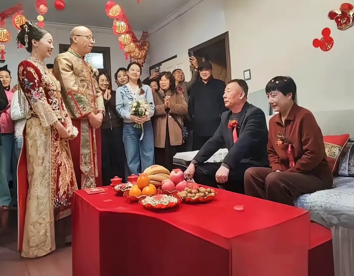 最近一场婚礼在网上走红，一对新人格外的引人瞩目。新娘看上去有20来岁，新郎看上去