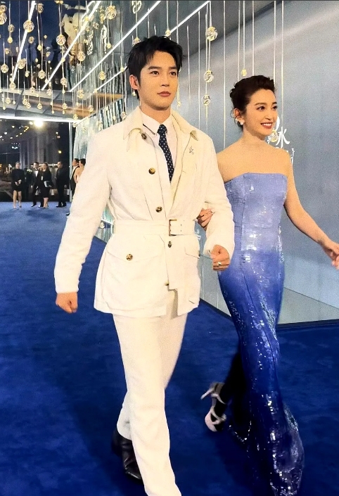 李冰冰：于适是咱们内地的骄傲！
昨天在澳门某活动现场，李冰冰跟于适不但一起手挽手