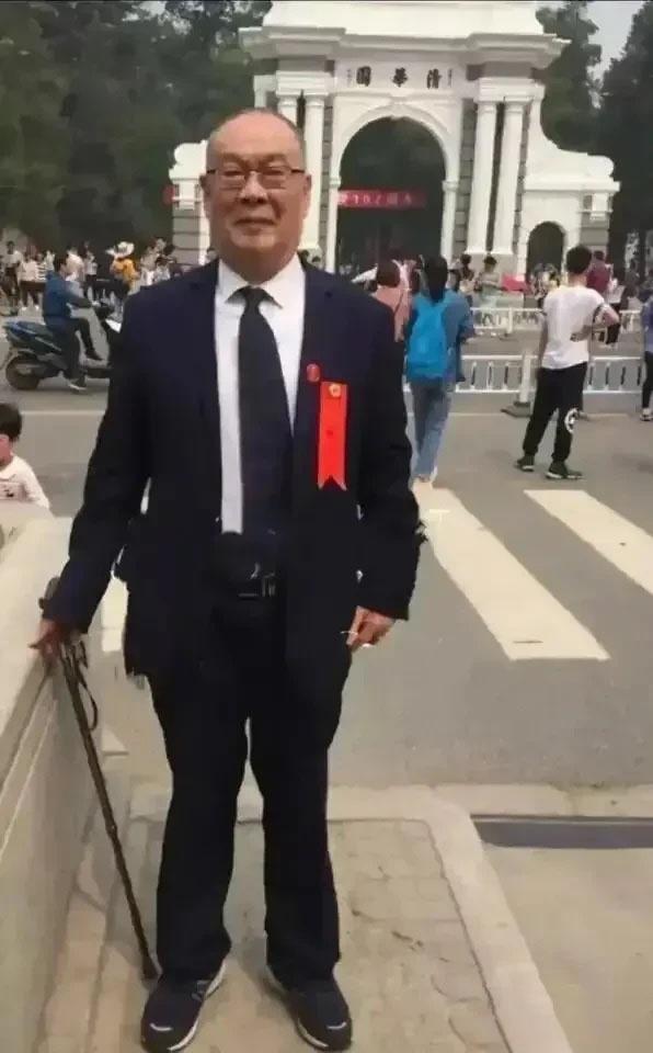 蒯大富参加母校清华大学百年校庆时在校门口的留影。

2011年，清华大学百年校庆