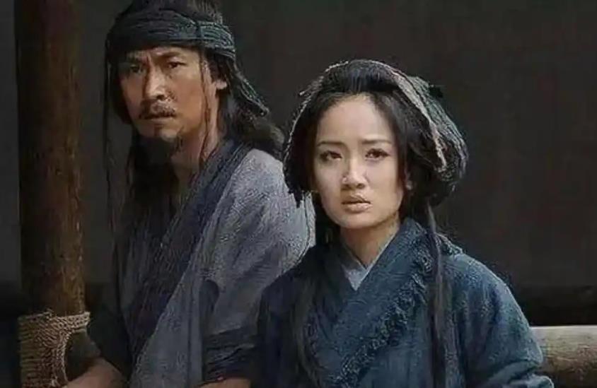 勾践和妻子雅鱼在吴国作人质。接到了一道命令，让雅鱼去侍奉晋国使者一夜。雅鱼要寻死
