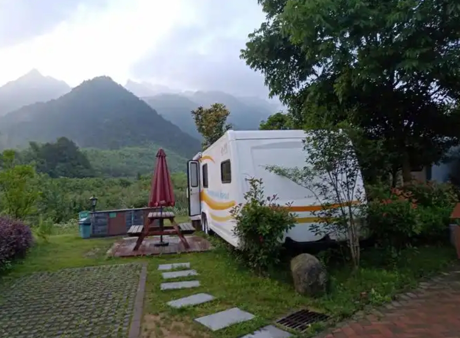 在露营地看到两辆房车，我过去聊了聊天。这两辆车都是从深圳过来的，而且是两家人，一