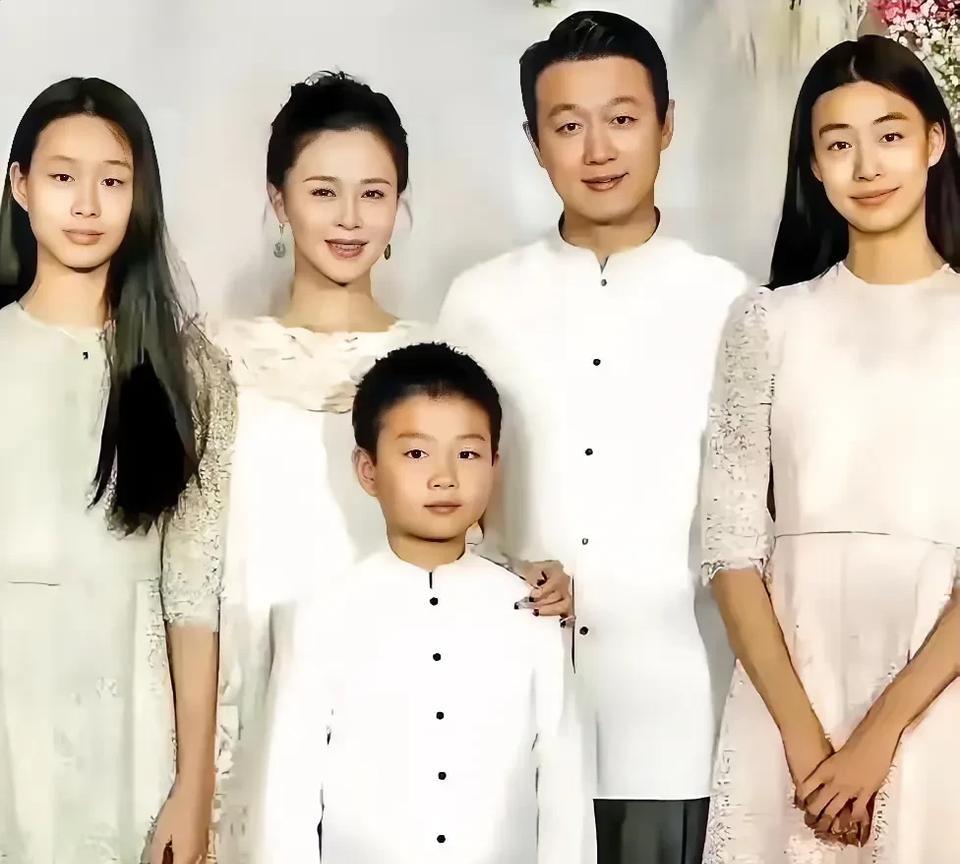佟大为一家人的长相很奇怪：夫妻俩分别看，都很不错，算不上多帅、多美，但是还算是得
