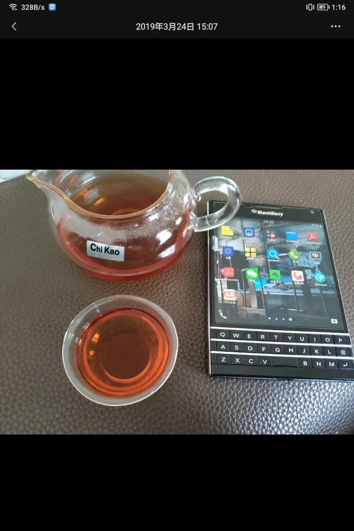 我提笔想写故乡，
只是那一年，
看着挖机一铲一铲，
强拆了我对故乡的念想。
不写