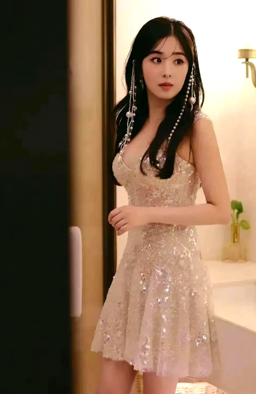 这么多年过去，她怎么反而越来越让人上头？

张含韵最近又刷屏了。不是靠绯闻炒作，