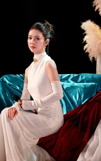 她这辈子估计都不会嫁人了，即使她40多岁还胸大腰细，有一双少女般轻盈的美腿，还有