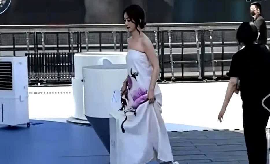 最近网上吵翻天了，都在讨论赵丽颖的身高。

官方说是165cm，可很多人觉得