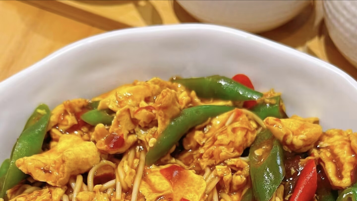 这道青椒鸡蛋拌面为啥吃不腻？做法简单到怀疑人生啊