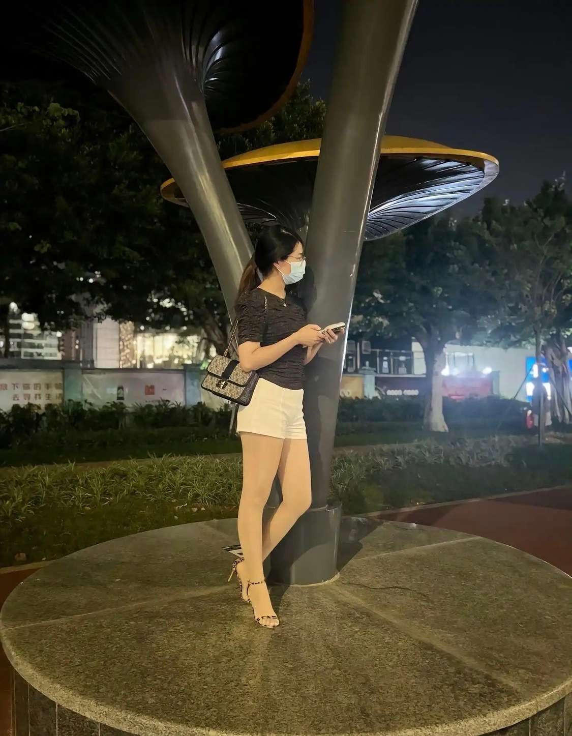 回家路上遇到班主任，不知道在等什么？