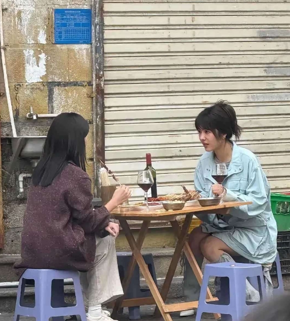 路边摊喝红酒，我长这么大没见过。