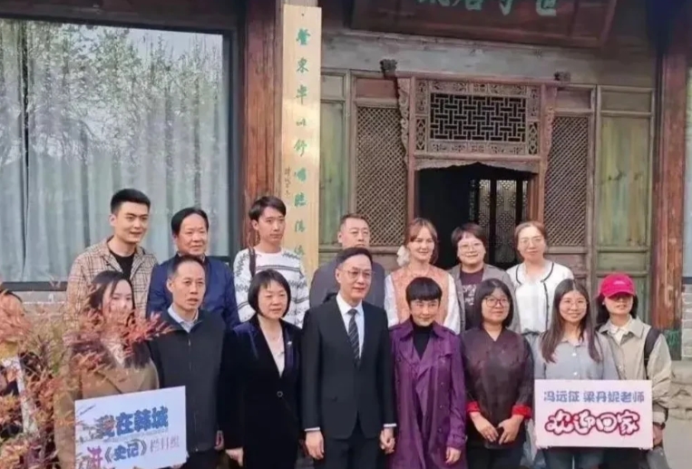 63岁冯远征和71岁的梁丹妮回到家乡陕西韩城，夫妻俩走在韩城古色古香的韩城街道，