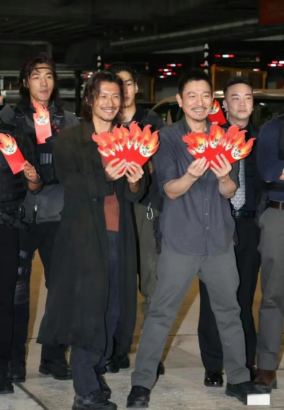 刘德华这里比谢霆锋高出半个头， 刘天王官方身高174，谢天王官方身高174.5，