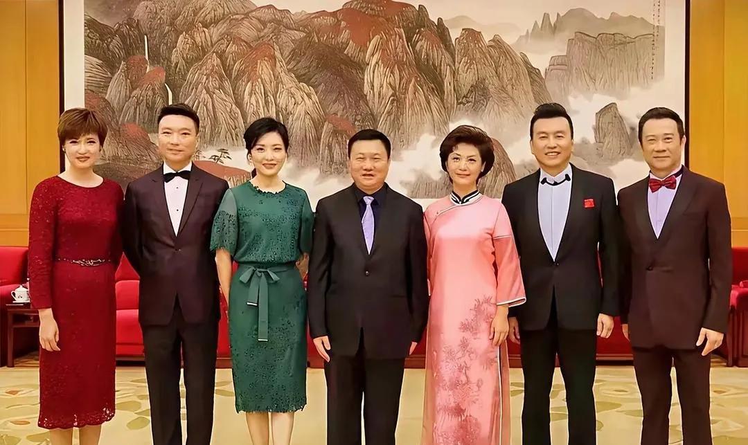 这张泛黄的老照片里，几位央视主持人正值青春年华，他们主持的节目曾陪伴无数观众，你