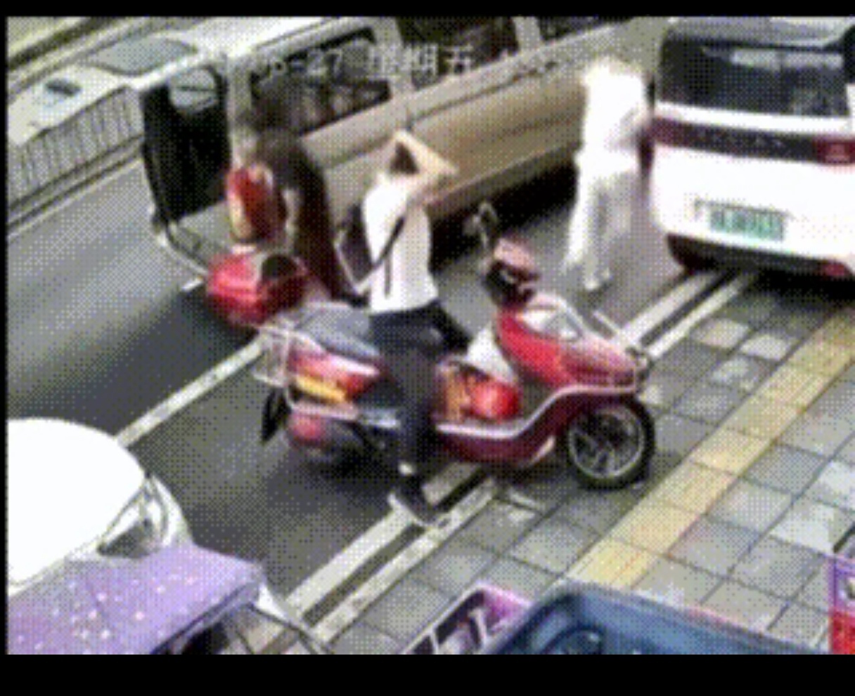 高空抛物竟然是菜刀？当地警方已介入