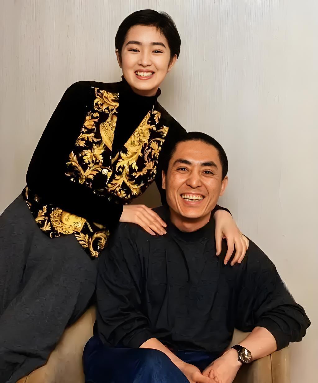 #明星#
1993年，
年方28岁的济南姑娘巩俐，
与时年43岁的著名导演张艺谋