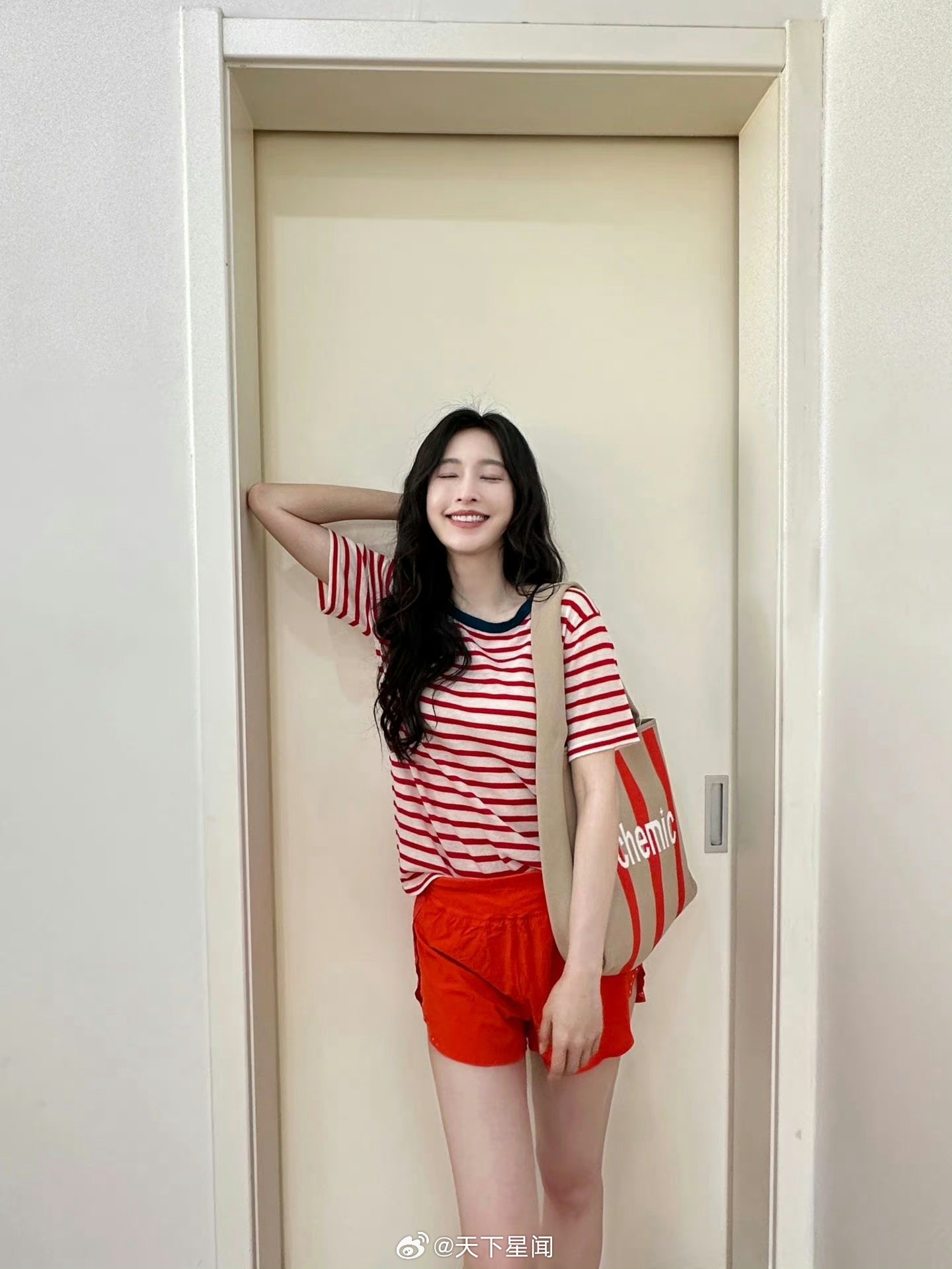 张俪 甜妹出街！条纹 T + 撞色包，脸蛋身材全在线