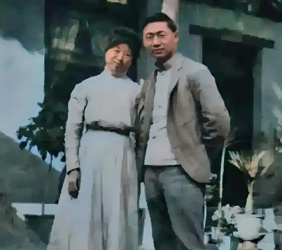 这是1910年，孔祥熙和第一任妻子，罕见的留影，照片中的他穿着西装，看起来非常年