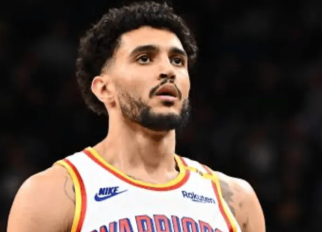 勇士将裁掉双向合同球员杰克逊-罗（Jackson Rowe）。
杰克逊-罗本赛季